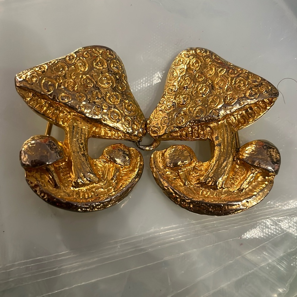 MIMI DI GOLDTONE MUSHROOM BELT BUCKLE 1973 vintage/ signed